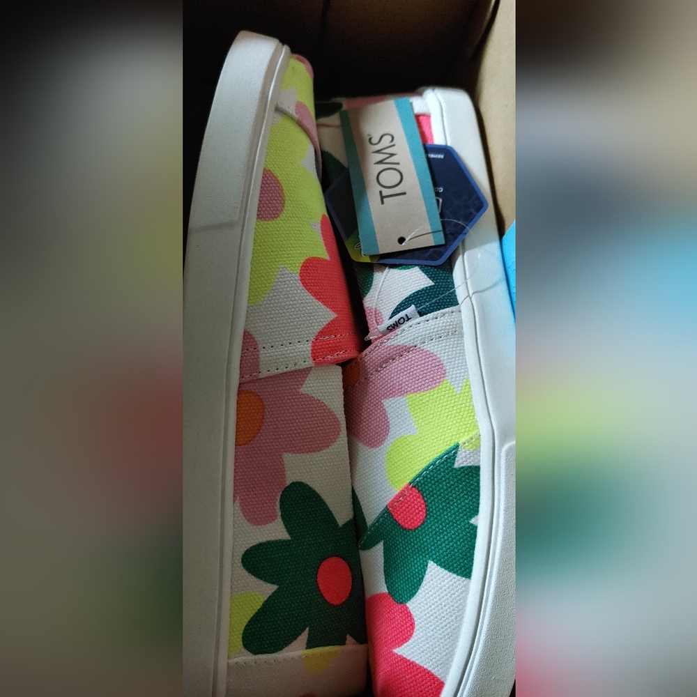 Toms size 8 NEW
